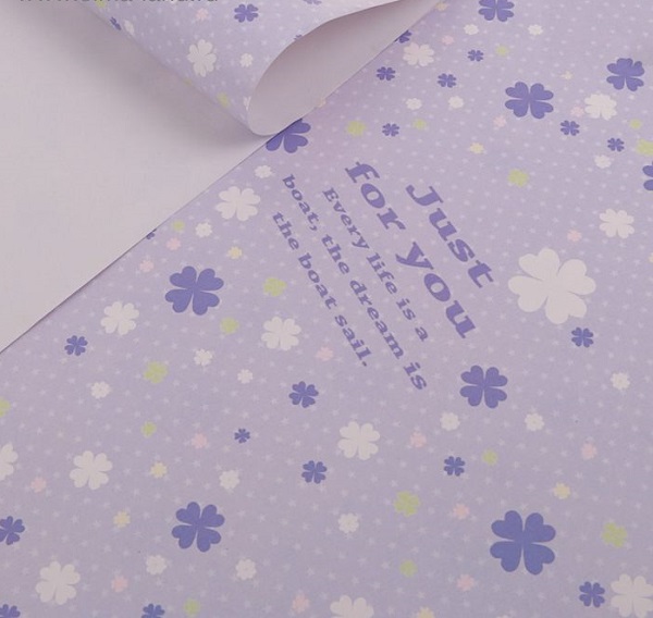 Бумага упаковочная глянцевая 'Цветы на фиолетовом', 50х70см